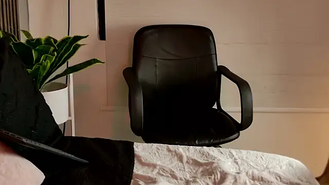 aaron_and_alahya's cam snapshot