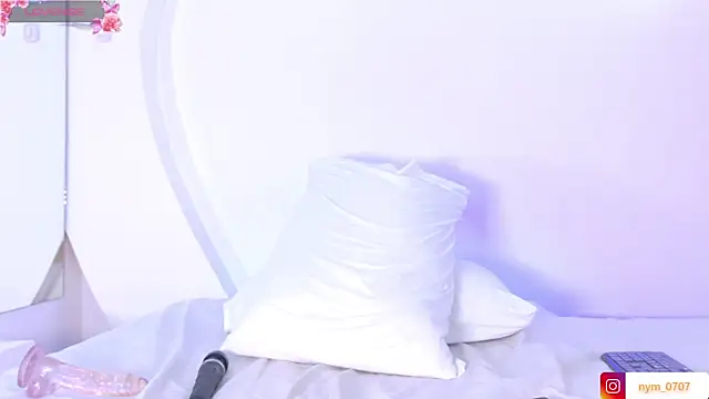 NymzieLoren's cam snapshot