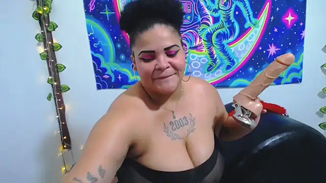 latina_bigboos25's cam snapshot