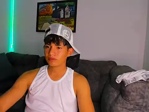 Mikke18 live sex cam