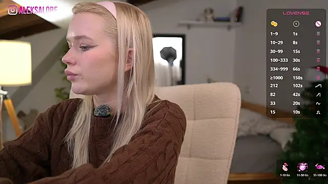 LexieLoree live sex cam