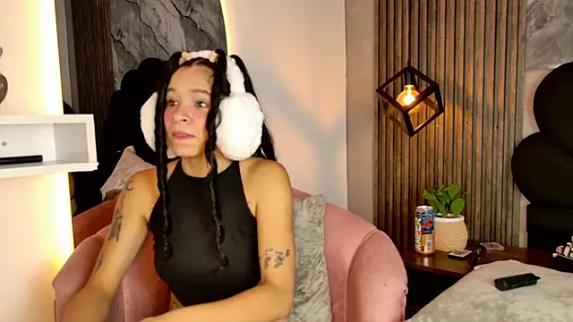 aaron_and_alahya's cam snapshot