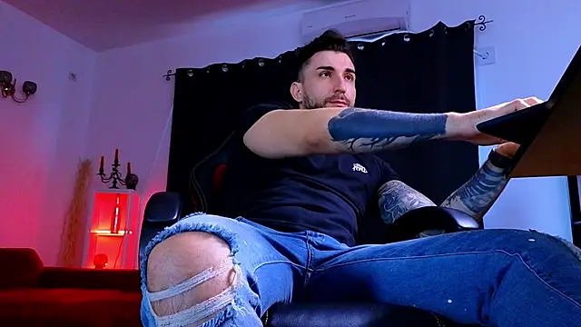 MightyAaron66 live sex cam