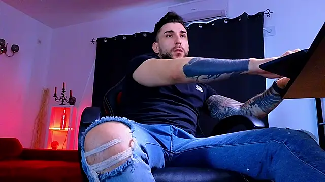 MightyAaron66 live sex cam