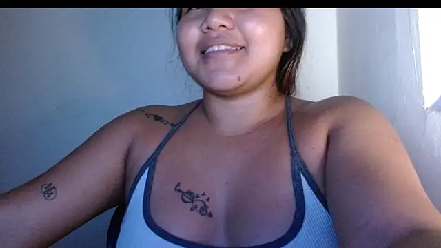 Yourgirl-thaly20's cam snapshot