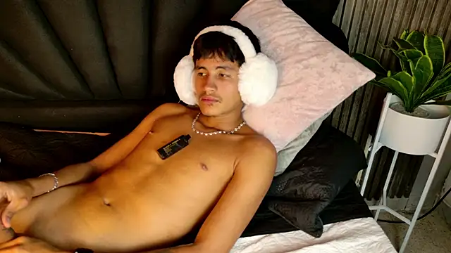 aaron_and_alahya's cam snapshot