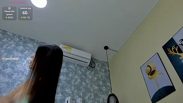 EmillyHarper_'s cam snapshot