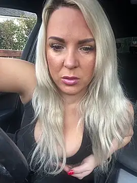 Bustyblondebabe32 live sex cam