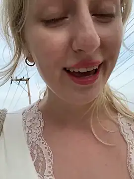 RonnieKiss live sex cam