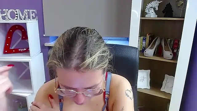 Zoey_Erotic's cam snapshot