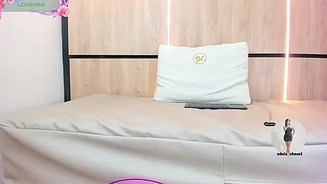 adela_chase's cam snapshot