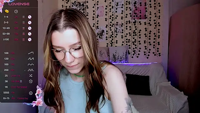 LinaBlossom_'s cam snapshot