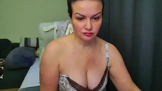 MishaMILF's Stripchat show and profile