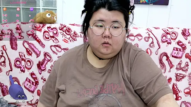 Nadine_asian's Stripchat show and profile