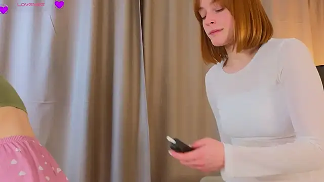 LucreciaAsters live sex cam