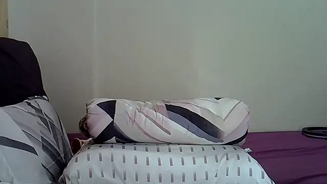 AddictiveAssCurves's cam snapshot