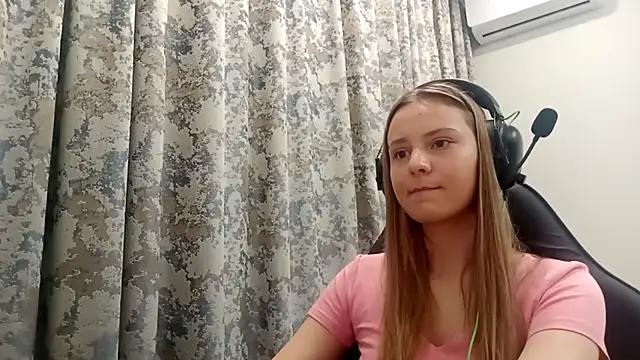 CrackShirker live sex cam