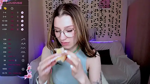 LinaBlossom_'s cam snapshot