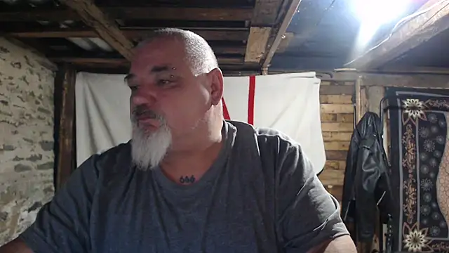 Newfiesausage1972's cam snapshot