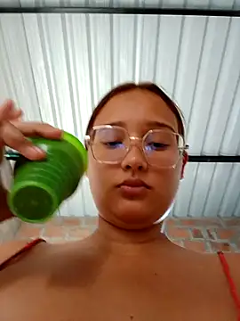 young_dairy01's cam snapshot