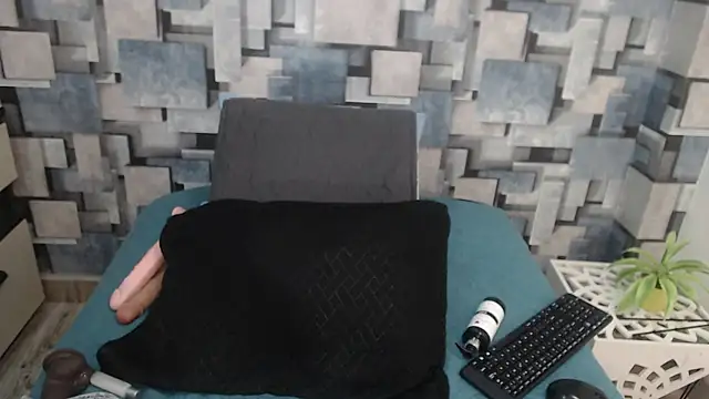 angel_dthroatt's cam snapshot