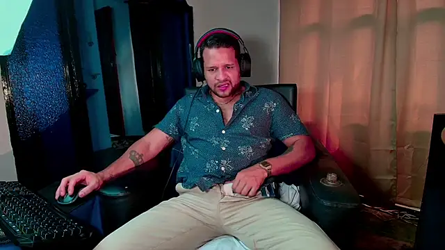 LucasGaeel live sex cam