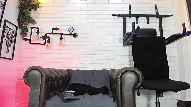 ItaloMoore live sex cam