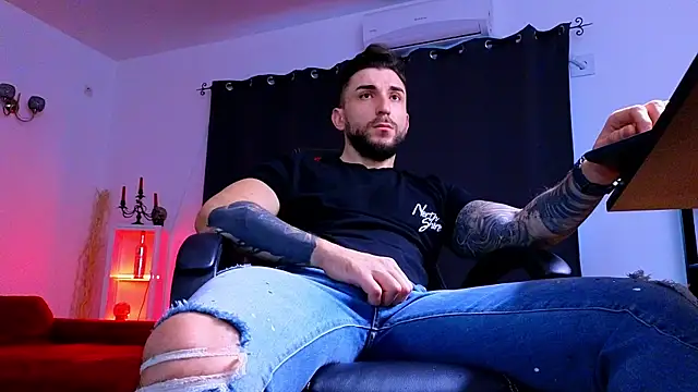 MightyAaron66 live sex cam