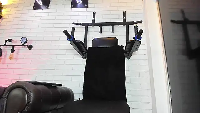 ItaloMoore live sex cam