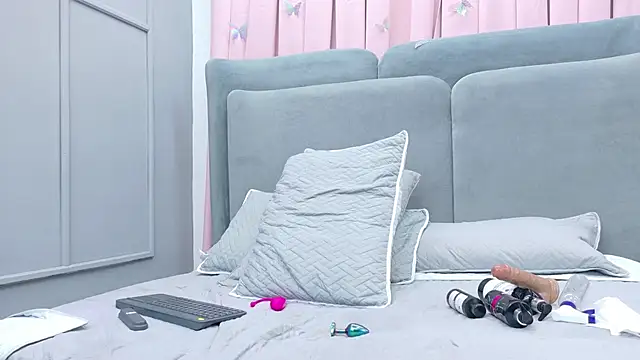 NaughtyHally_'s cam snapshot