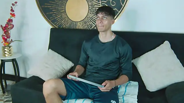 AlessioVitale's cam snapshot