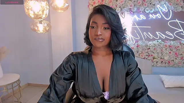 SavannahStorm live sex cam