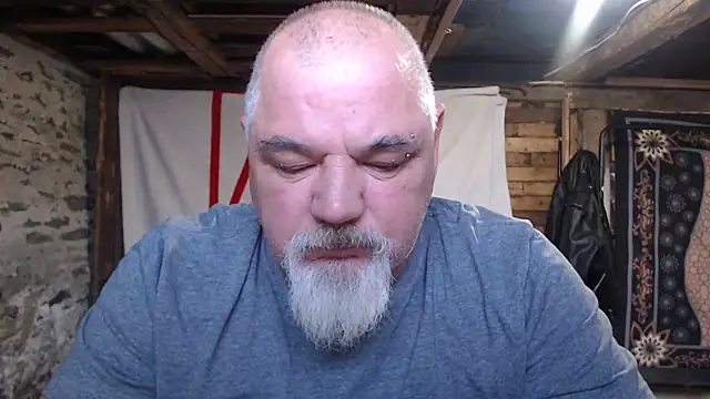 Newfiesausage1972's Stripchat show and profile