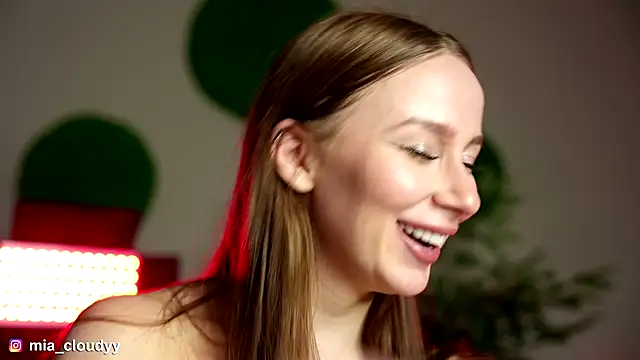mia_cloudyy live sex cam