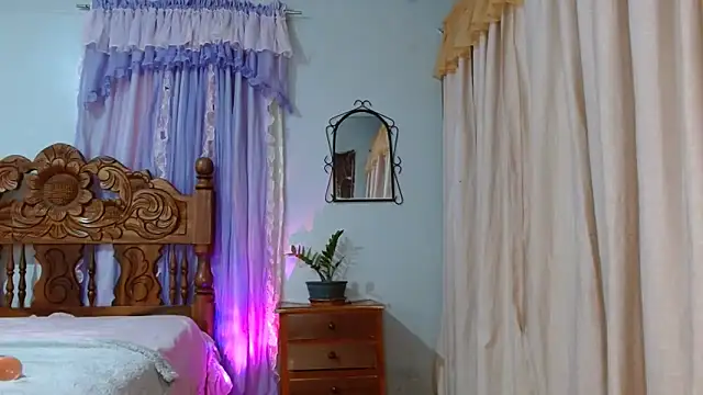 Rebecadiaz13's web cam