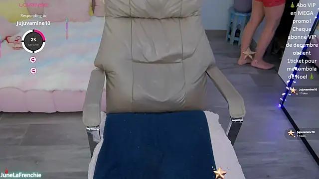 JuneLaFrenchie's cam snapshot