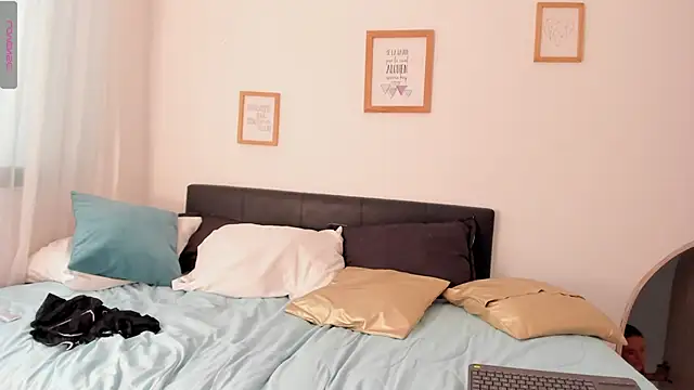 MiaBlair_'s cam snapshot