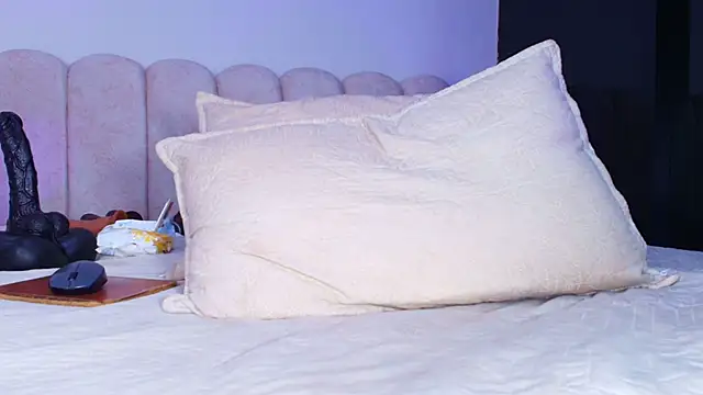 sofi_decker's cam snapshot