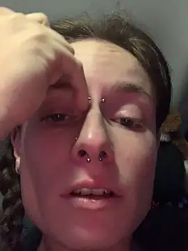 GoldenPussy1329 live sex cam