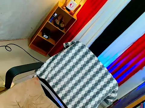 HOLLYWOOD_QUEEN_88's cam snapshot