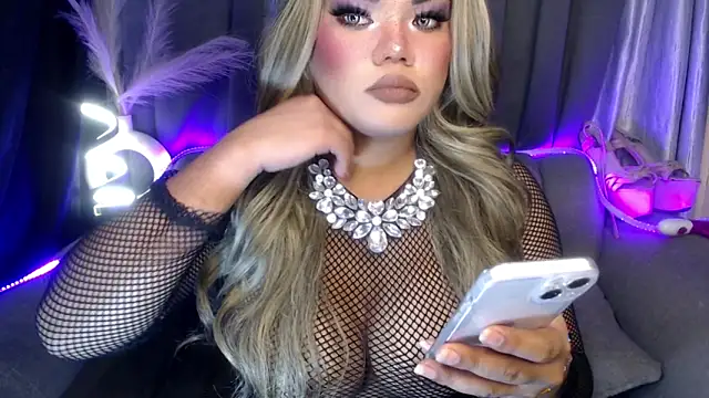 AlwaysHornyMia live sex cam