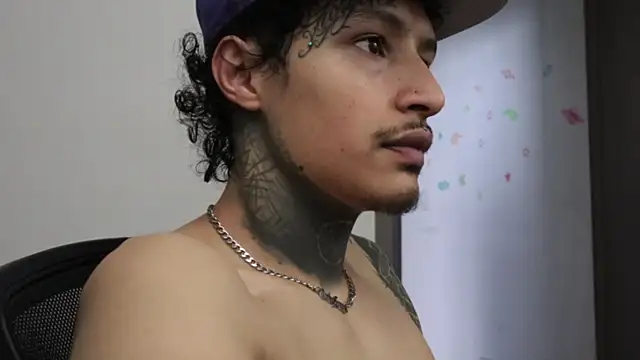 trieone live sex cam