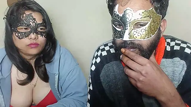 Cutehornycouples live sex cam