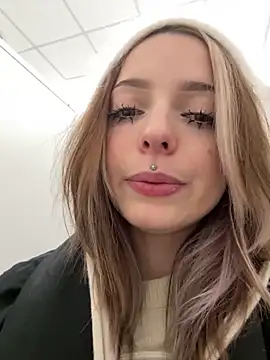 LoraaDoll live sex cam