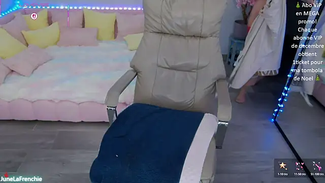 JuneLaFrenchie's cam snapshot