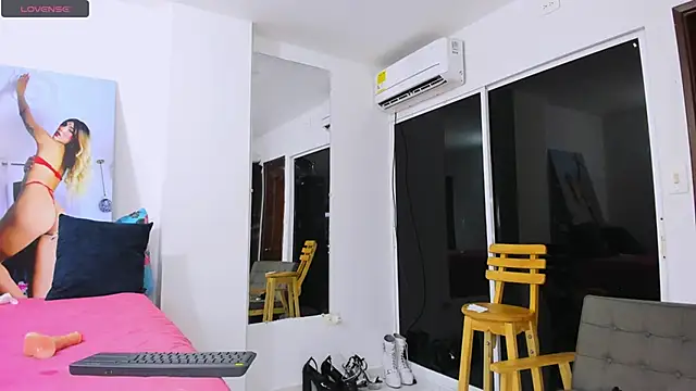 zou_quira live sex cam