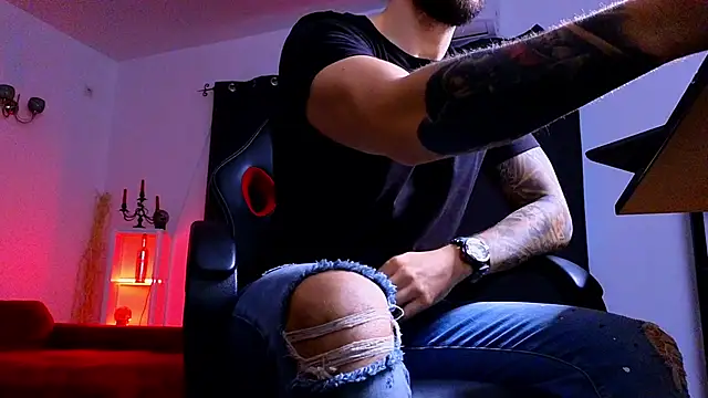 MightyAaron66 live sex cam