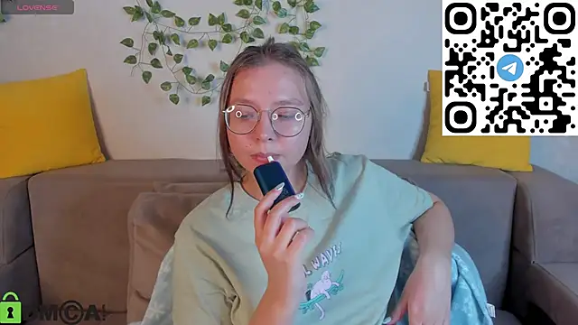 Nuura_Moore's cam snapshot