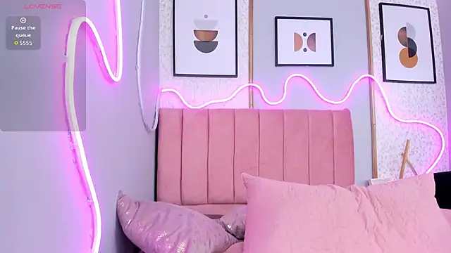 LARISSAEVANS's cam snapshot