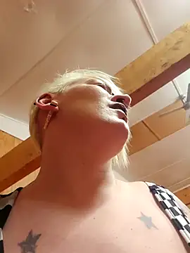 PinkTheHawk's cam snapshot